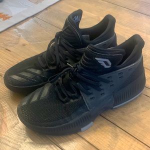 Adidas kids basketball shoes. Sz 5 1/2 worn only a handful of times,indoor only.